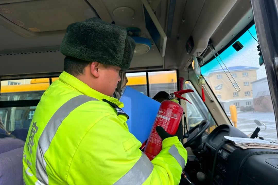 護航開學季 | 嘉蔭公安:強化校車安全“大檢查”,擰緊校車出行“安全閥” 圖片