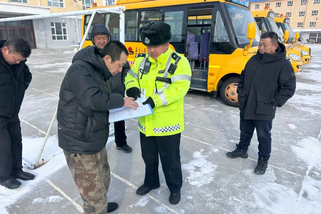 護航開學季 | 嘉蔭公安:強化校車安全“大檢查”,擰緊校車出行“安全閥” 圖片
