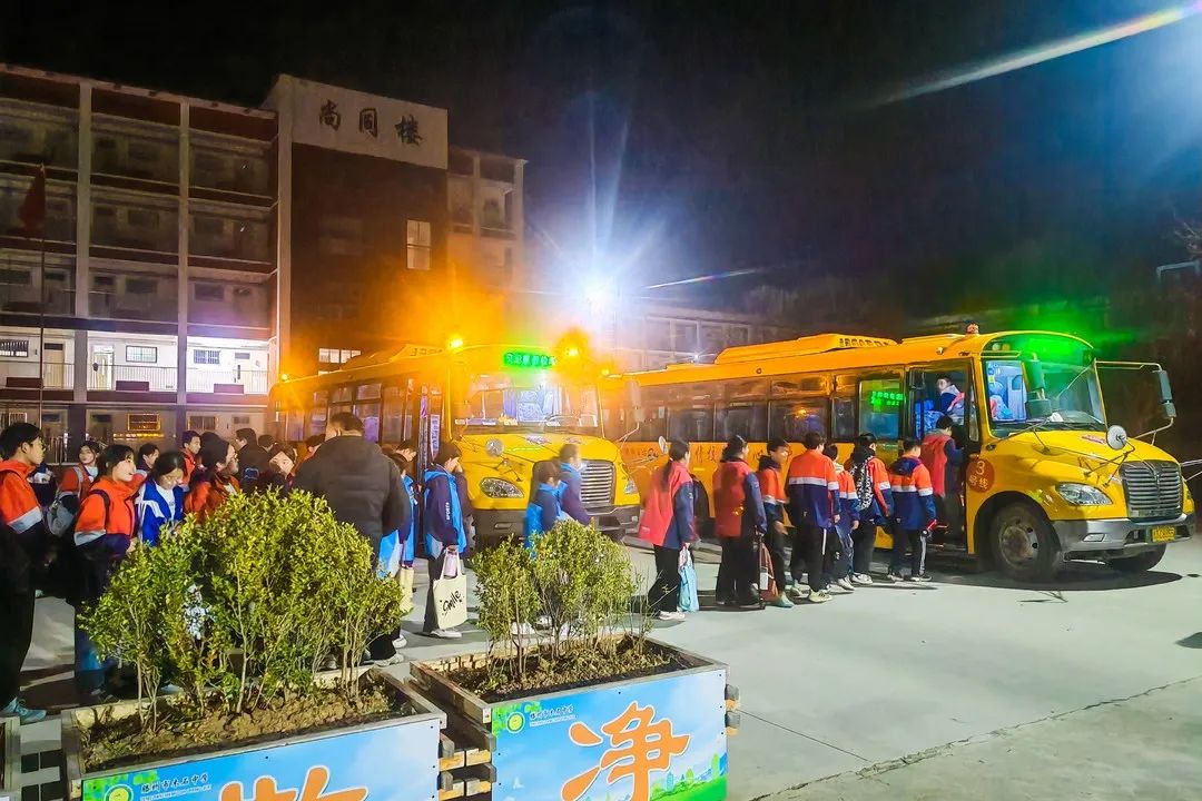 “親情校車行 溫暖求學路” 滕州市木石鎮木石中學校車正式開通 圖片