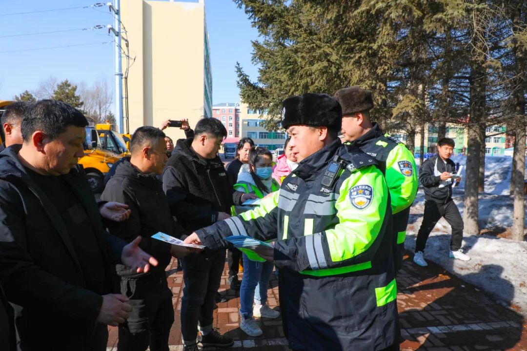 【開學(xué)季】擰緊校車“安全閥”,交警叔叔為新學(xué)期保駕護航~ 圖片