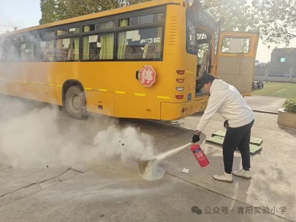 演練不松懈 安全伴童行——青陽實小旌陽分部校車著火逃生演練活動
