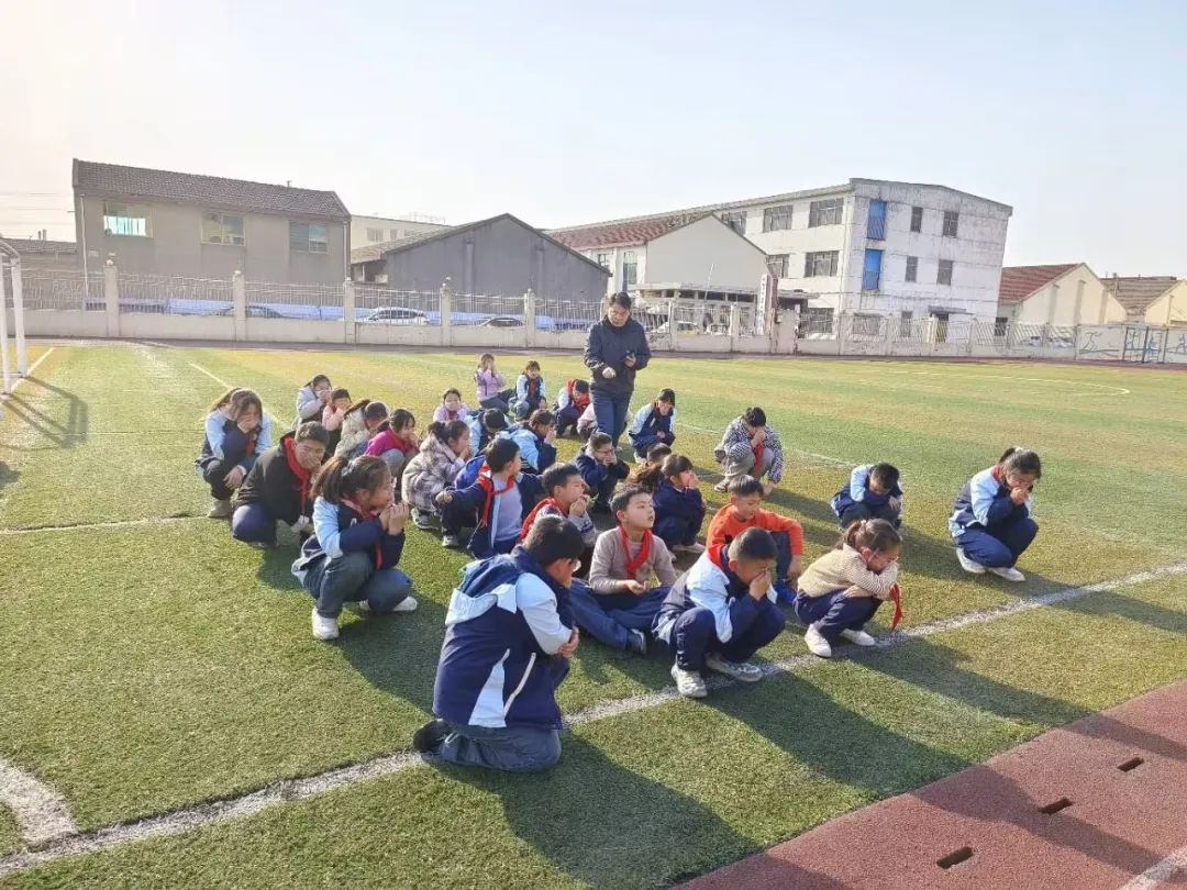 演練不松懈 安全伴童行——青陽實小旌陽分部校車著火逃生演練活動