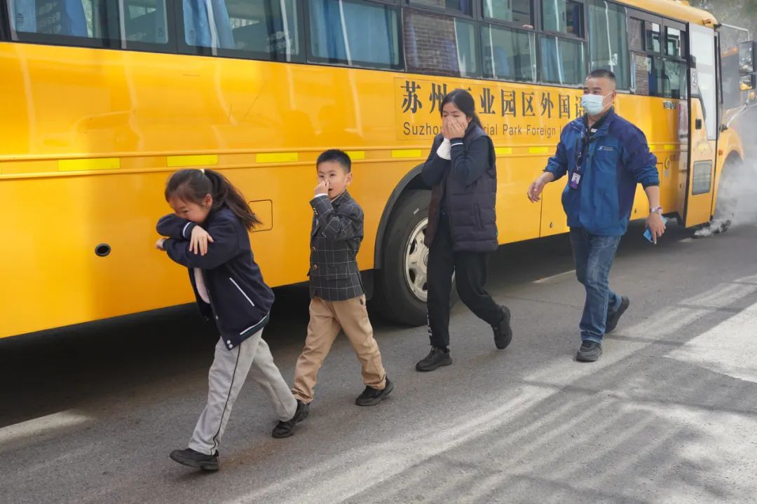 園外校車遇險(xiǎn)應(yīng)急演練 | 安全出發(fā),平安到家 圖片