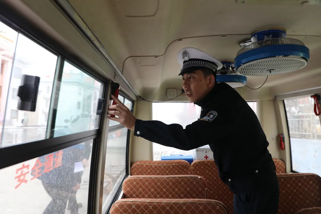 【改革強警】北安市公安局反恐交巡特警大隊聯合開展校車安全“大檢查” 圖片