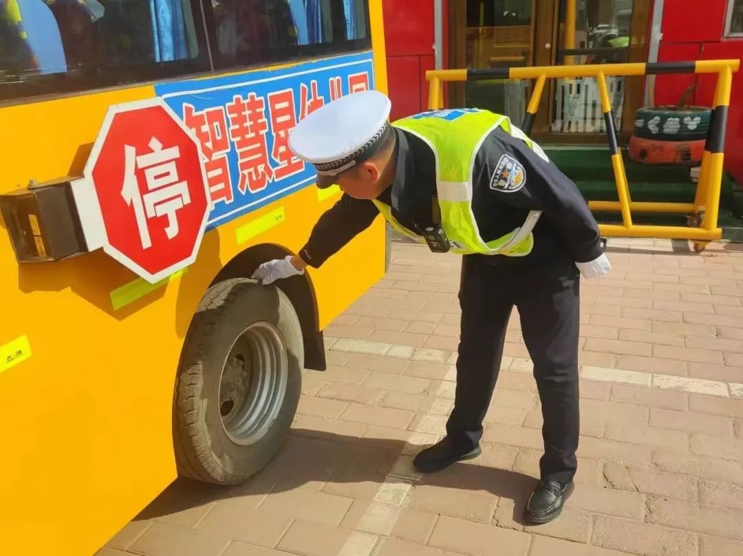 大廠交警開展校車安全大檢查,筑牢學生出行安全防線 圖片
