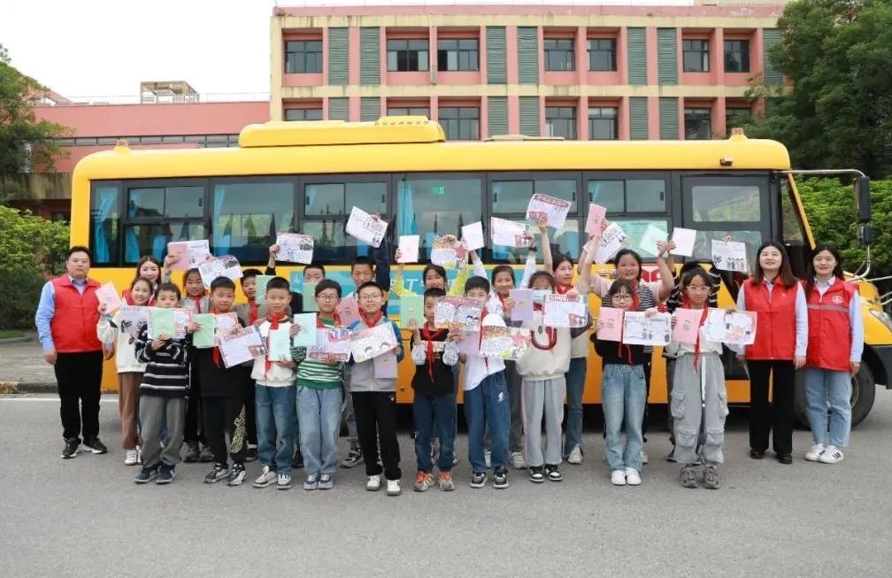 幸福校車(chē) 一路“童”行 圖片