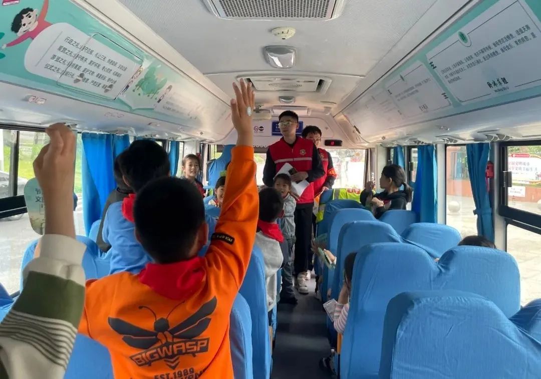 幸福校車(chē) 一路“童”行 圖片