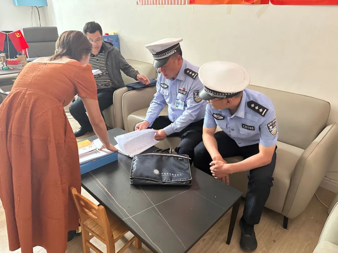 宕昌公安交警聯合縣教育局開展校車安全大檢查/ 圖片