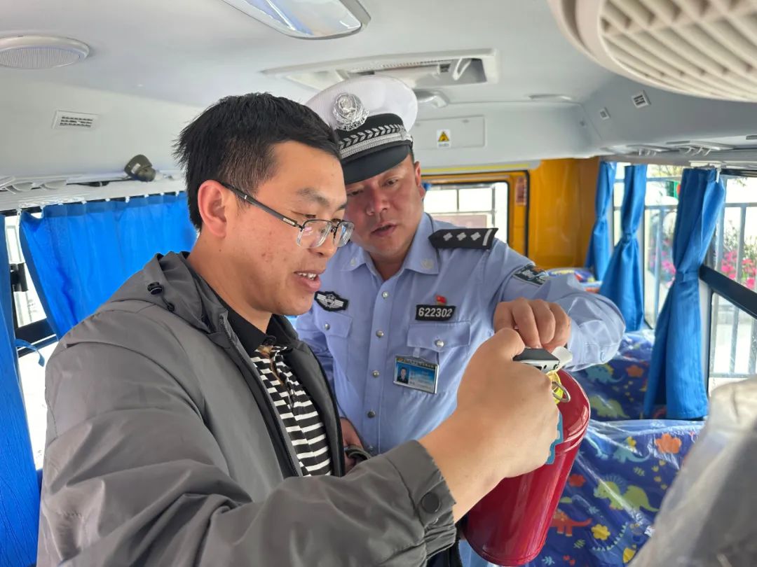 宕昌公安交警聯合縣教育局開展校車安全大檢查/ 圖片
