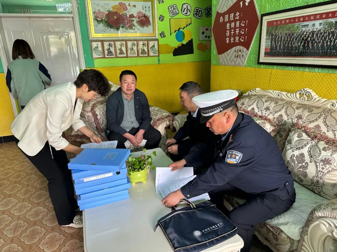 宕昌公安交警聯合縣教育局開展校車安全大檢查/ 圖片