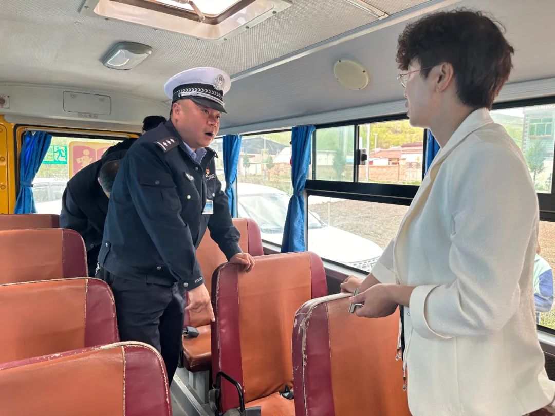 宕昌公安交警聯合縣教育局開展校車安全大檢查/ 圖片
