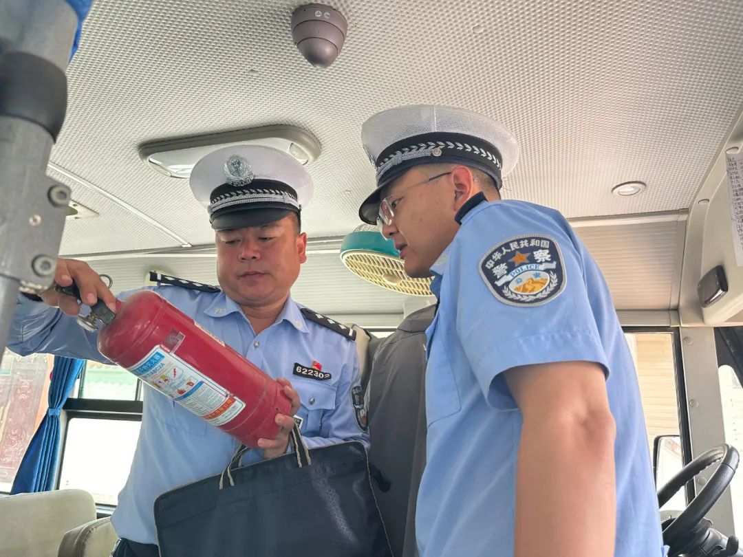 宕昌公安交警聯合縣教育局開展校車安全大檢查/ 圖片