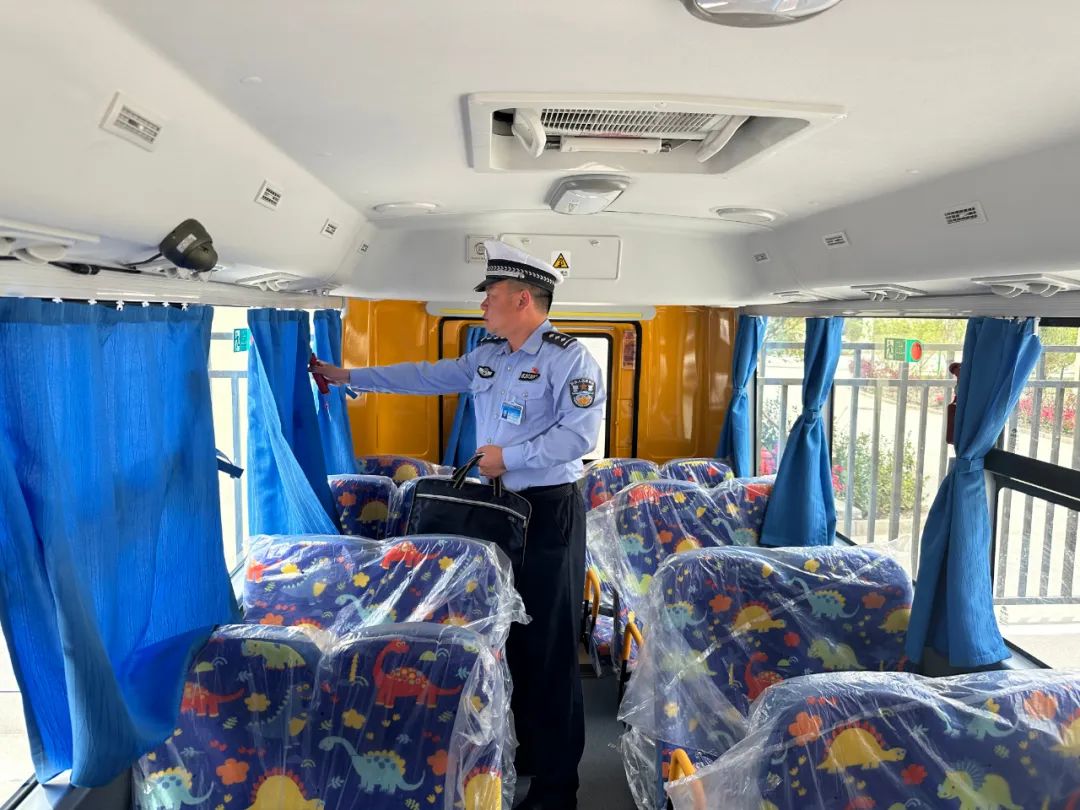 宕昌公安交警聯合縣教育局開展校車安全大檢查/ 圖片