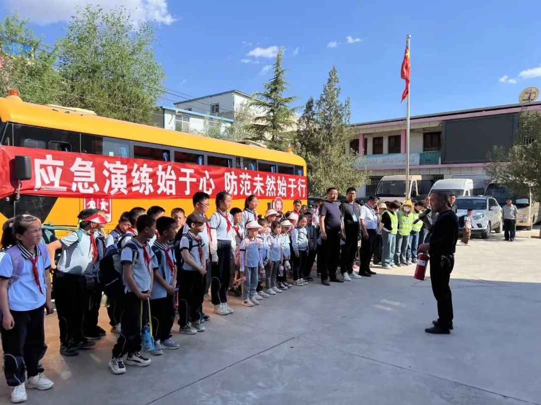 以“演練”促防范 讓安全伴我行 —城關區白道坪學校2024年春季學期校車應急逃生演練
