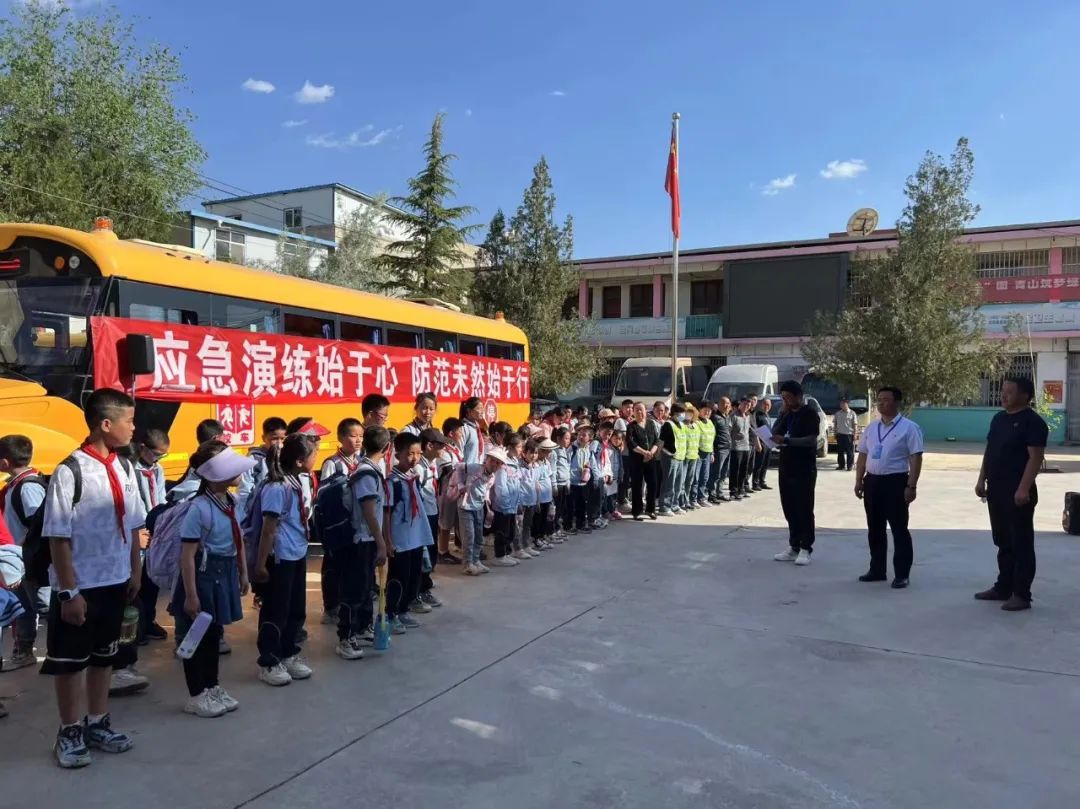 以“演練”促防范 讓安全伴我行 —城關區白道坪學校2024年春季學期校車應急逃生演練