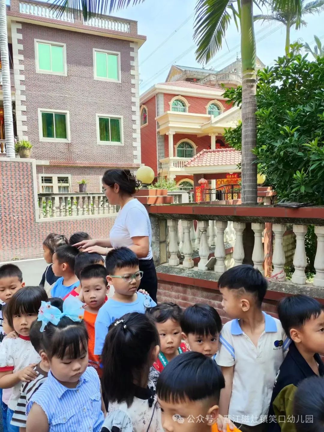 為愛護航，校車安全伴我行— —笑口幼兒園校車消防應急安全逃生演練