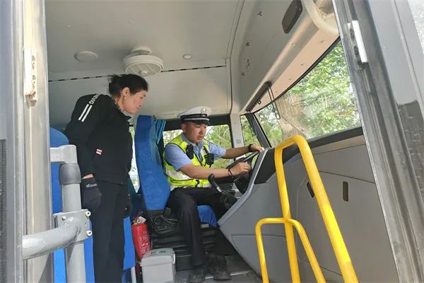 阿勒泰市公安局交警大隊(duì)強(qiáng)化校車安全“大檢查”,擰緊校車出行“安全閥” 阿勒泰市公安局交警大隊(duì)強(qiáng)化校車安全“大檢查”,擰緊校車出行“安全閥”