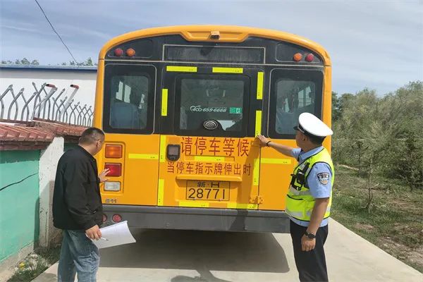 阿勒泰市公安局交警大隊(duì)強(qiáng)化校車安全“大檢查”,擰緊校車出行“安全閥” 阿勒泰市公安局交警大隊(duì)強(qiáng)化校車安全“大檢查”,擰緊校車出行“安全閥”