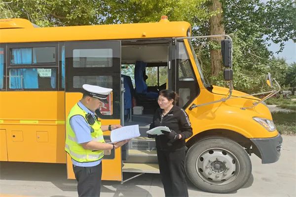 阿勒泰市公安局交警大隊(duì)強(qiáng)化校車安全“大檢查”,擰緊校車出行“安全閥” 阿勒泰市公安局交警大隊(duì)強(qiáng)化校車安全“大檢查”,擰緊校車出行“安全閥”