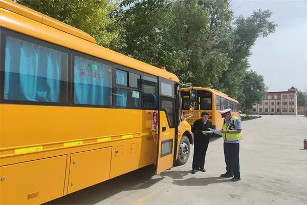 阿勒泰市公安局交警大隊(duì)強(qiáng)化校車安全“大檢查”,擰緊校車出行“安全閥” 阿勒泰市公安局交警大隊(duì)強(qiáng)化校車安全“大檢查”,擰緊校車出行“安全閥”