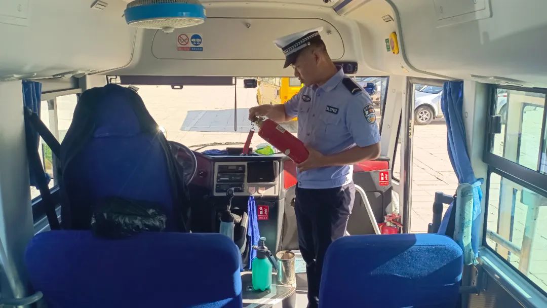 護(hù)航學(xué)子路,嚴(yán)查校車安全行——博樂公安交警持續(xù)開展校車安全大檢查 護(hù)航學(xué)子路,嚴(yán)查校車安全行——博樂公安交警持續(xù)開展校車安全大檢查