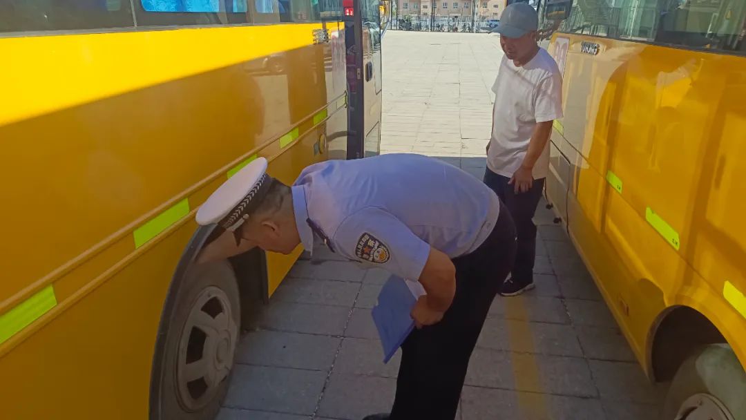 護(hù)航學(xué)子路,嚴(yán)查校車安全行——博樂公安交警持續(xù)開展校車安全大檢查 護(hù)航學(xué)子路,嚴(yán)查校車安全行——博樂公安交警持續(xù)開展校車安全大檢查