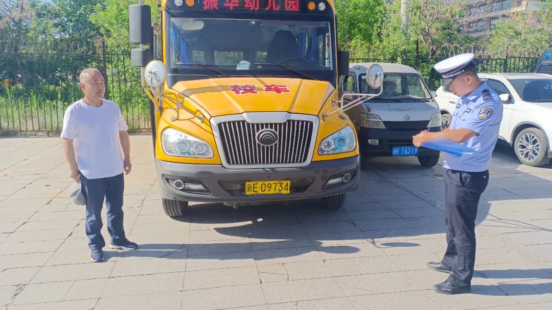 護(hù)航學(xué)子路,嚴(yán)查校車安全行——博樂公安交警持續(xù)開展校車安全大檢查 護(hù)航學(xué)子路,嚴(yán)查校車安全行——博樂公安交警持續(xù)開展校車安全大檢查