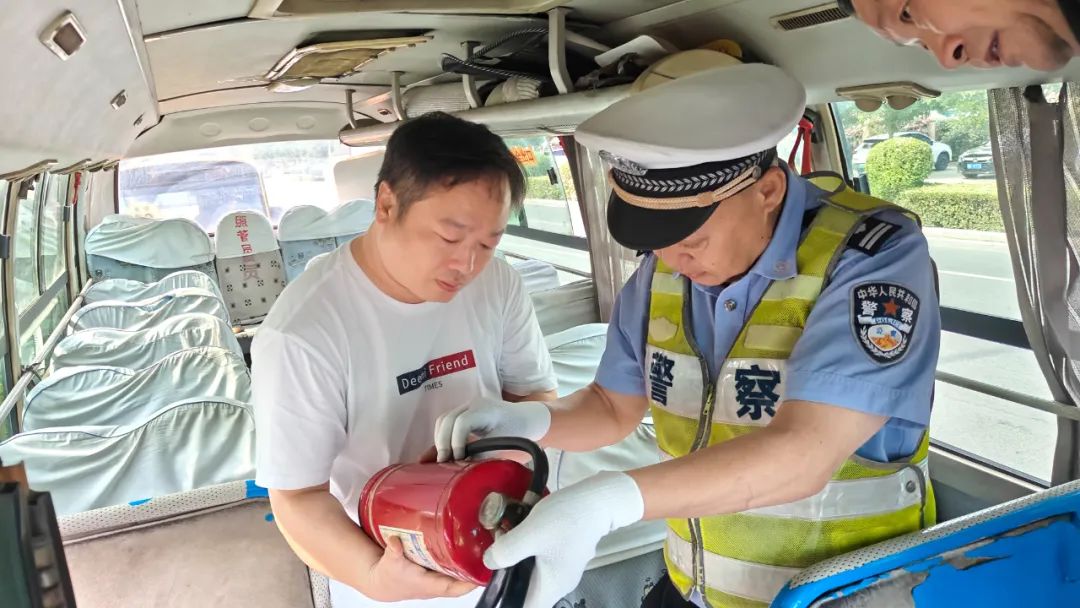 中站區教育局開展校車安全聯合檢查專項行動/ 圖片