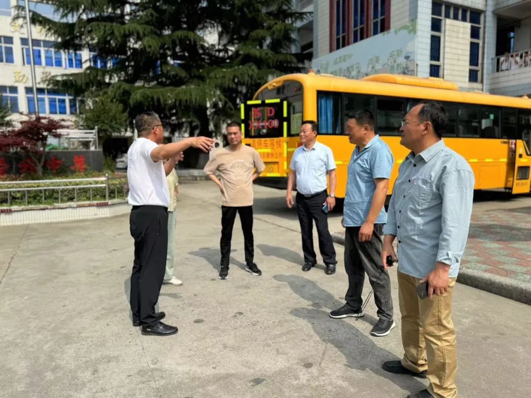 關注校車安全 護航學生出行——卜弋小學（泰村校區）開展校車安全逃生演練活動