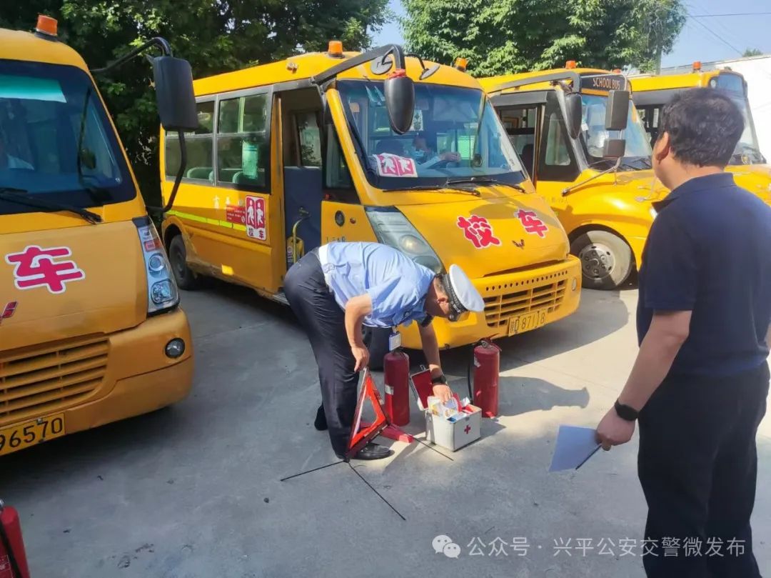 興平公安交警“六一”節前開展校車安全檢查及交通安全宣講 圖片