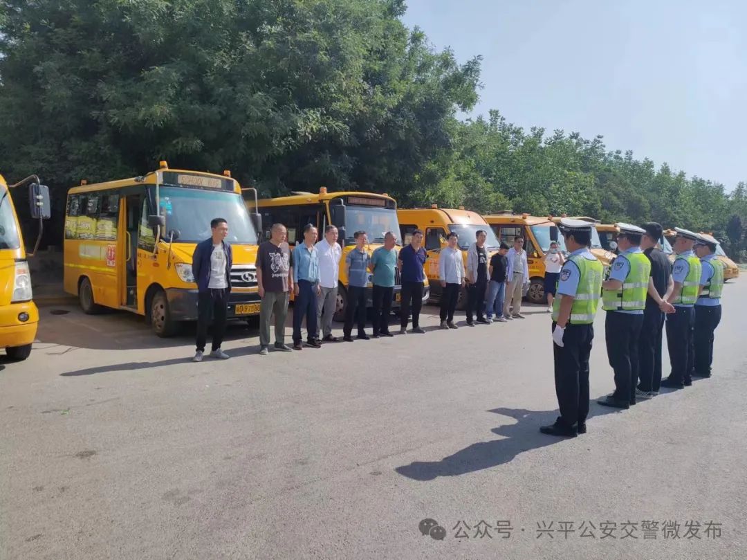 興平公安交警“六一”節前開展校車安全檢查及交通安全宣講 圖片