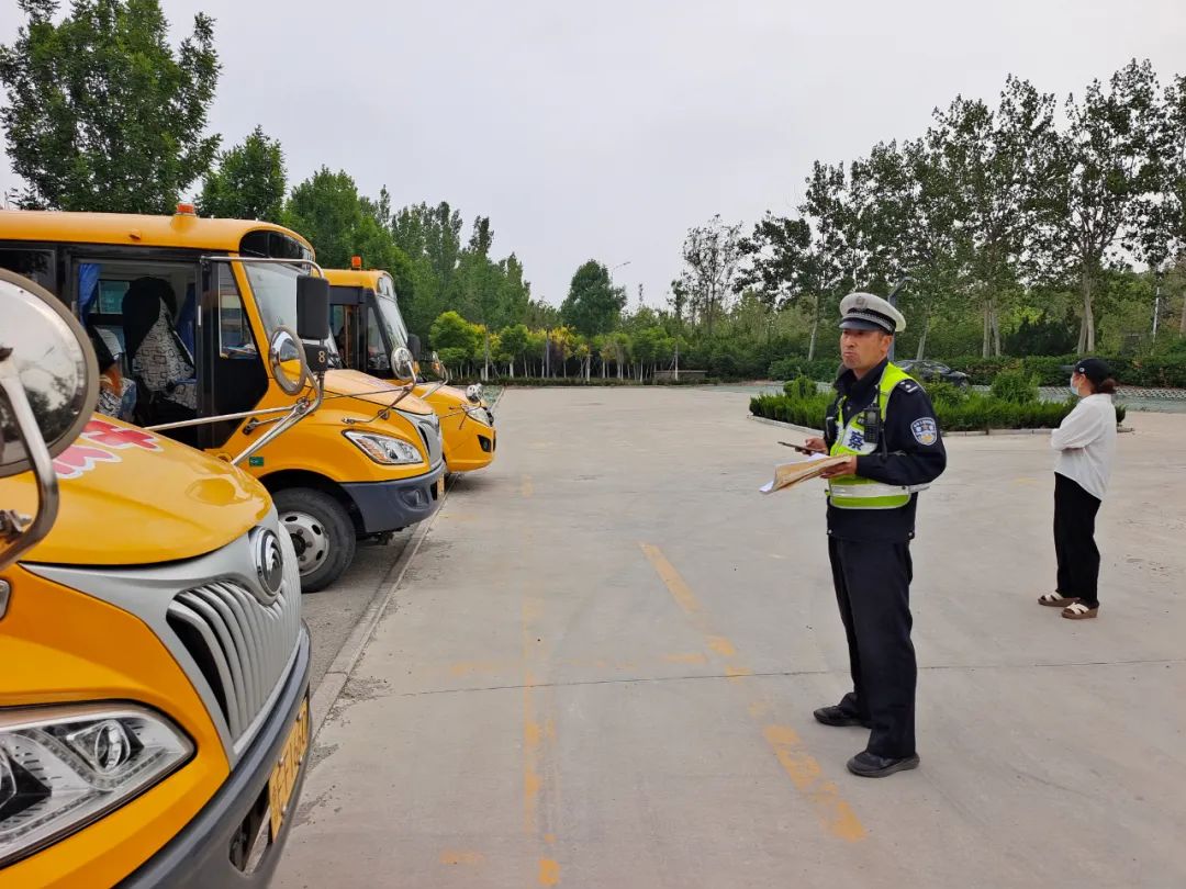 校車應(yīng)急演練 筑牢安全防線——河口公安交警聯(lián)合轄區(qū)學(xué)校開展校車應(yīng)急演練活動(dòng)