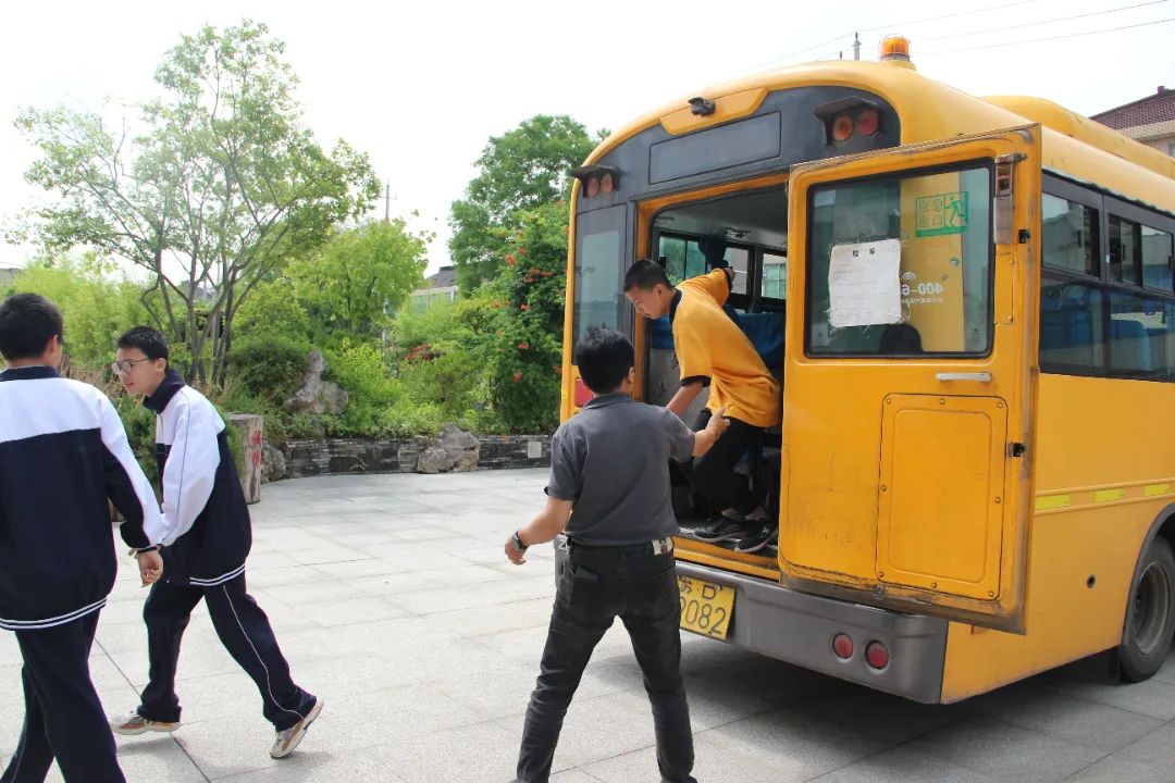 校車應(yīng)急演練 筑牢安全防線——孟河中學(xué)開展校車安全應(yīng)急逃生演練活動(dòng)