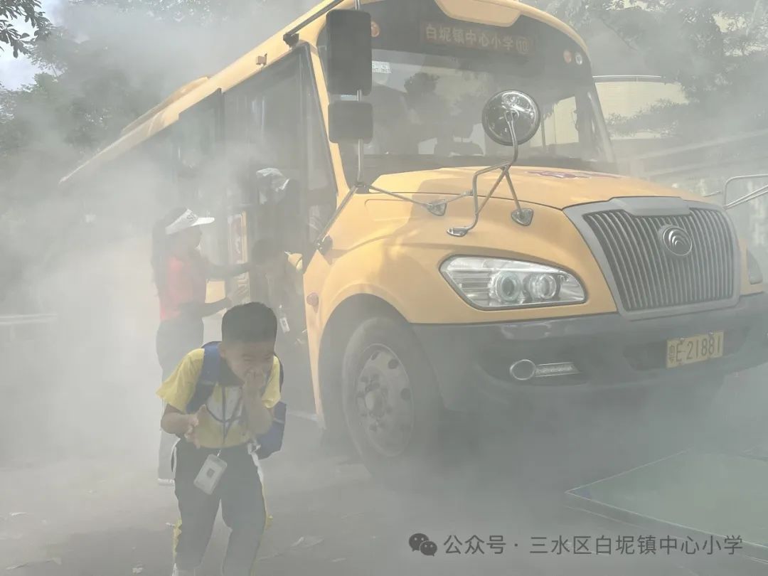 應(yīng)急演練始于心,防范未然始于行——白坭鎮(zhèn)中心小學(xué)開(kāi)展校車(chē)安全逃生及防暴演練活動(dòng) 圖片