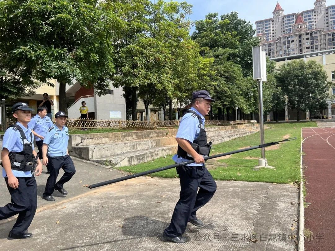應(yīng)急演練始于心,防范未然始于行——白坭鎮(zhèn)中心小學(xué)開(kāi)展校車(chē)安全逃生及防暴演練活動(dòng) 圖片