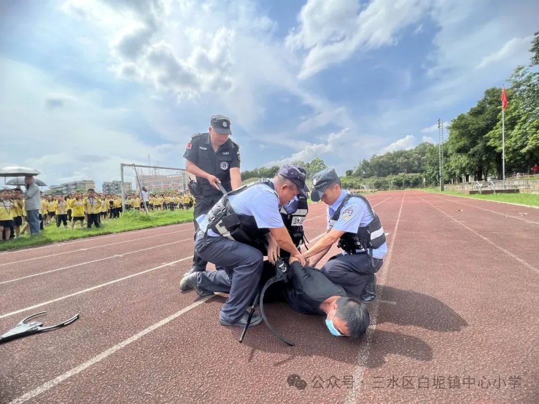 應(yīng)急演練始于心,防范未然始于行——白坭鎮(zhèn)中心小學(xué)開(kāi)展校車(chē)安全逃生及防暴演練活動(dòng) 圖片