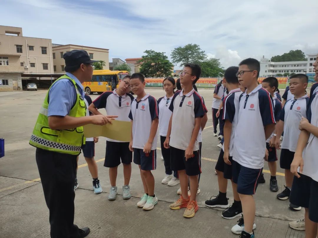 狠抓校車(chē)安全 構(gòu)建平安校園——華特雅學(xué)校開(kāi)展校車(chē)安全逃生疏散演練系列活動(dòng)