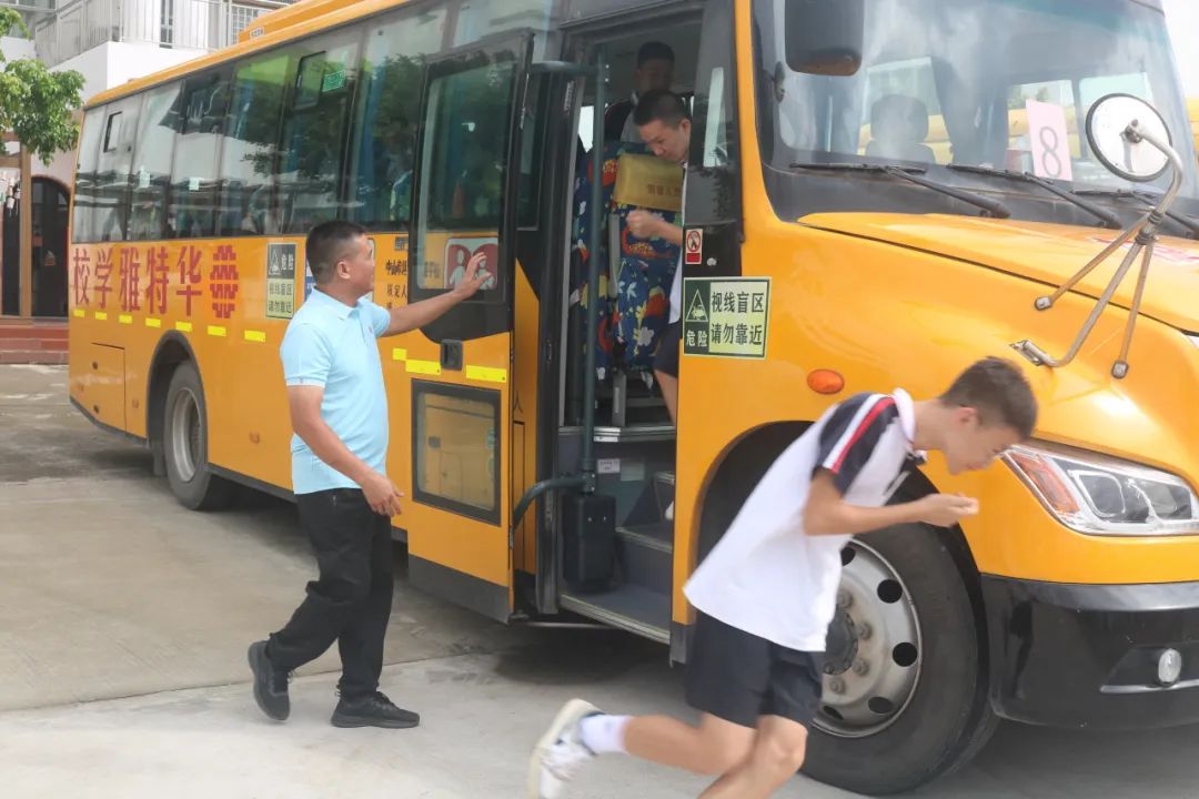 狠抓校車(chē)安全 構(gòu)建平安校園——華特雅學(xué)校開(kāi)展校車(chē)安全逃生疏散演練系列活動(dòng)