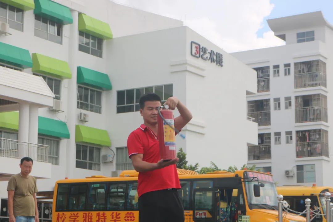 狠抓校車(chē)安全 構(gòu)建平安校園——華特雅學(xué)校開(kāi)展校車(chē)安全逃生疏散演練系列活動(dòng)