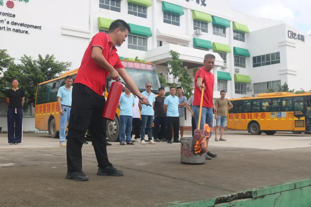 狠抓校車(chē)安全 構(gòu)建平安校園——華特雅學(xué)校開(kāi)展校車(chē)安全逃生疏散演練系列活動(dòng)