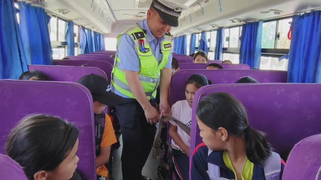 【夏季百日行動】把好校車上路“安全關”哈巴河交警在行動 圖片