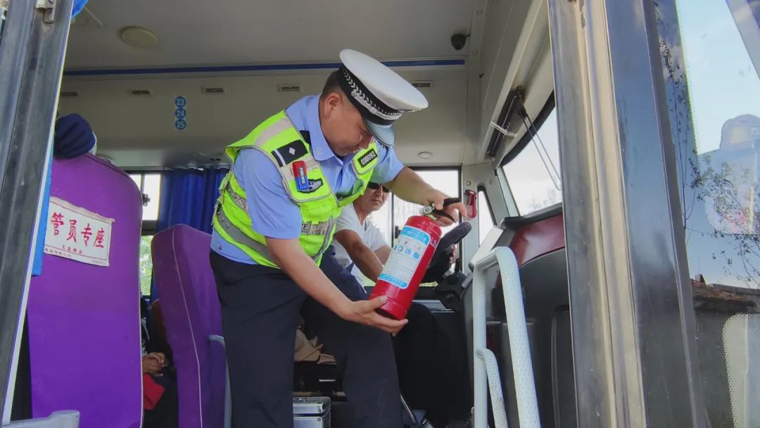 【夏季百日行動】把好校車上路“安全關”哈巴河交警在行動 圖片