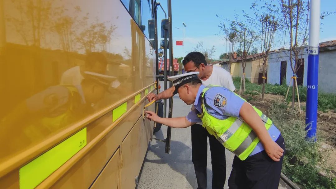 【夏季百日行動】把好校車上路“安全關”哈巴河交警在行動 圖片