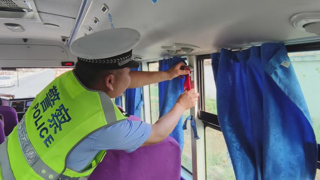 【夏季百日行動】把好校車上路“安全關”哈巴河交警在行動 圖片