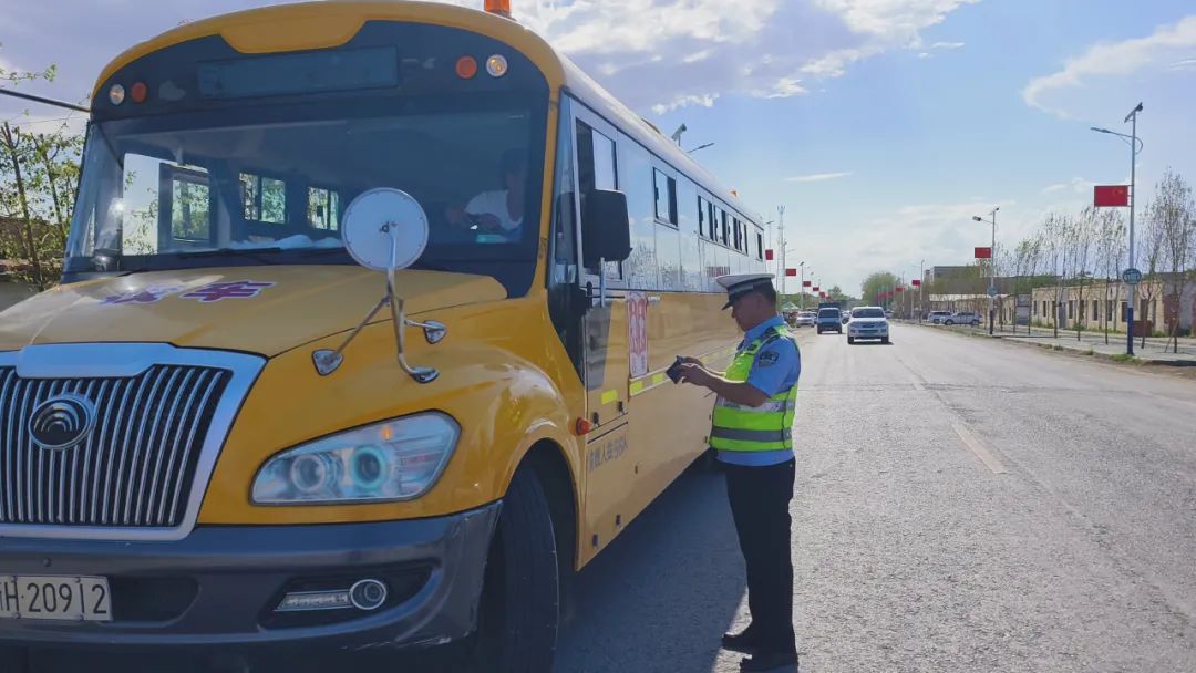 【夏季百日行動】把好校車上路“安全關”哈巴河交警在行動 圖片