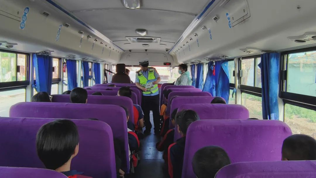 【夏季百日行動】把好校車上路“安全關”哈巴河交警在行動 圖片