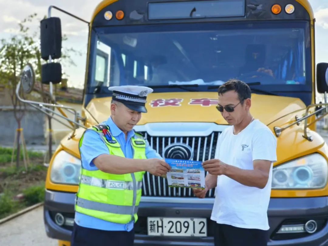 【夏季百日行動】把好校車上路“安全關”哈巴河交警在行動 圖片