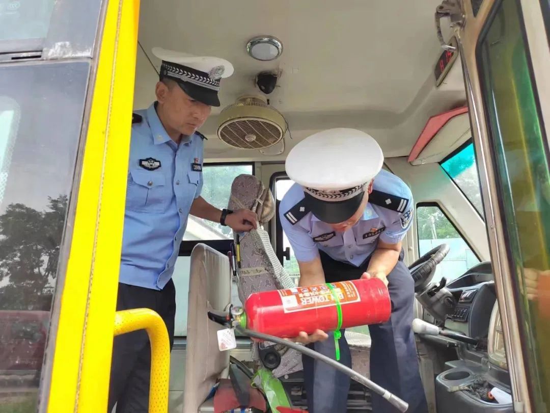 【暑期交通安全宣傳教育】華亭公安交警開展暑假前校車安全大檢查 圖片