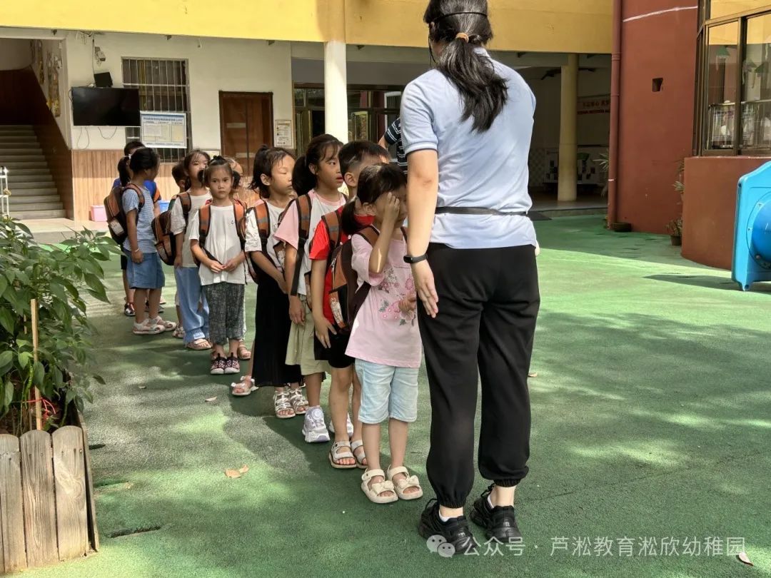“快樂乘車,安全童行”———淞欣幼稚園2024年校車安全應急演練 圖片