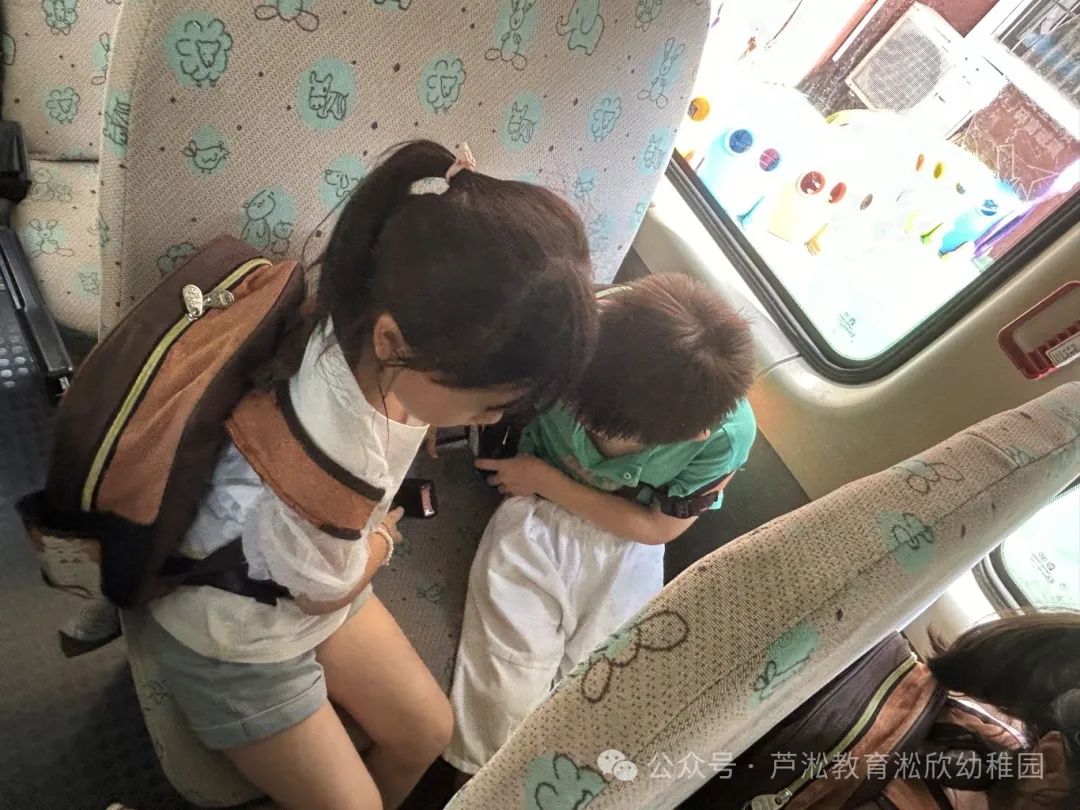 “快樂乘車,安全童行”———淞欣幼稚園2024年校車安全應急演練 圖片